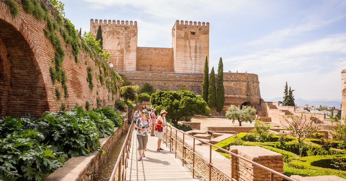 Personas visitando la Alhambra de Granada, en una imagen de archivo.
