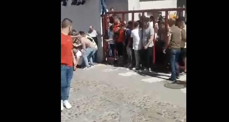 Aficionados tratan de levantar al hombre corneado tras ser empitonado este domingo en el Toro del Aleluya en Arcos.