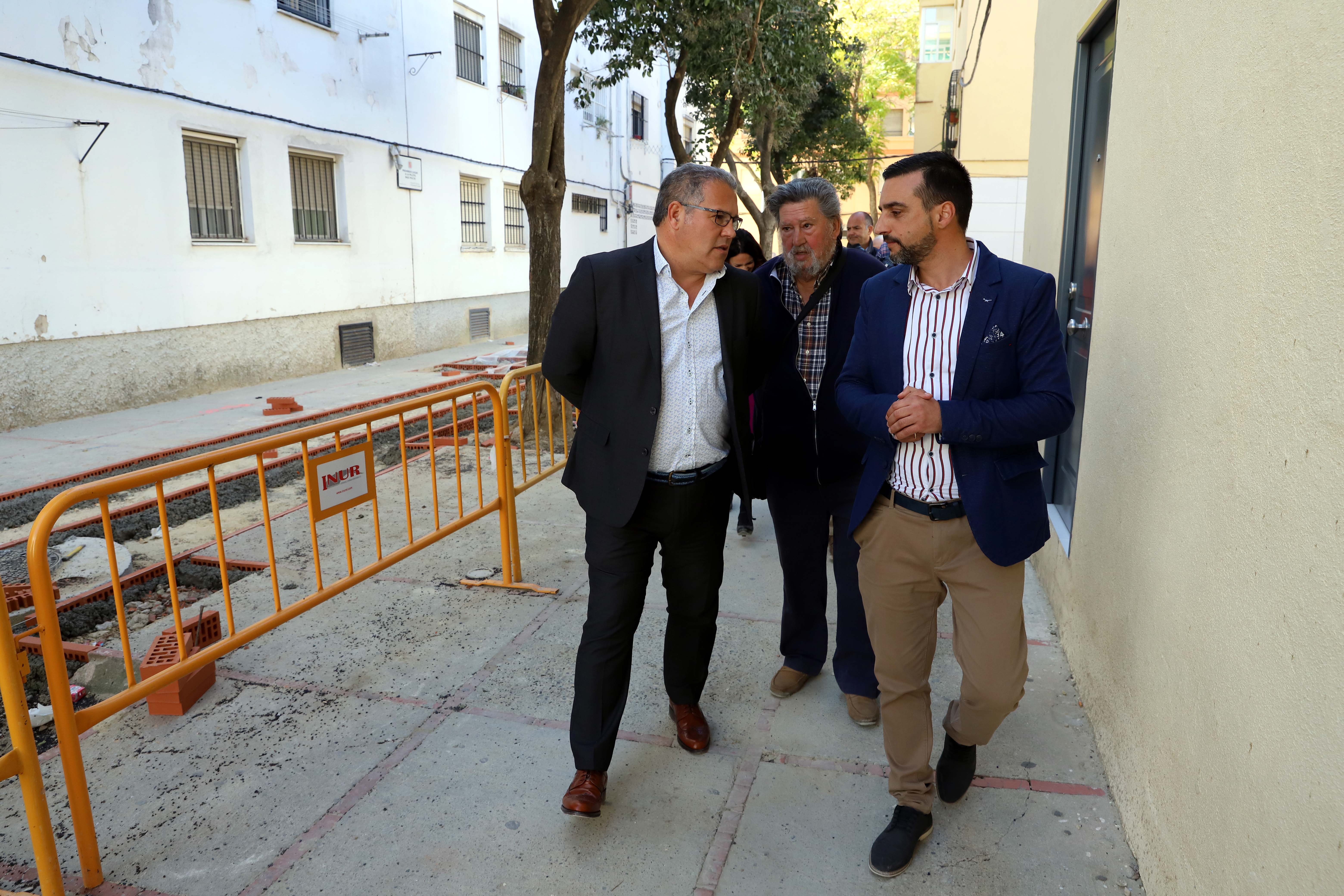 Un momento de la visita a las obras en la calle Oloroso.