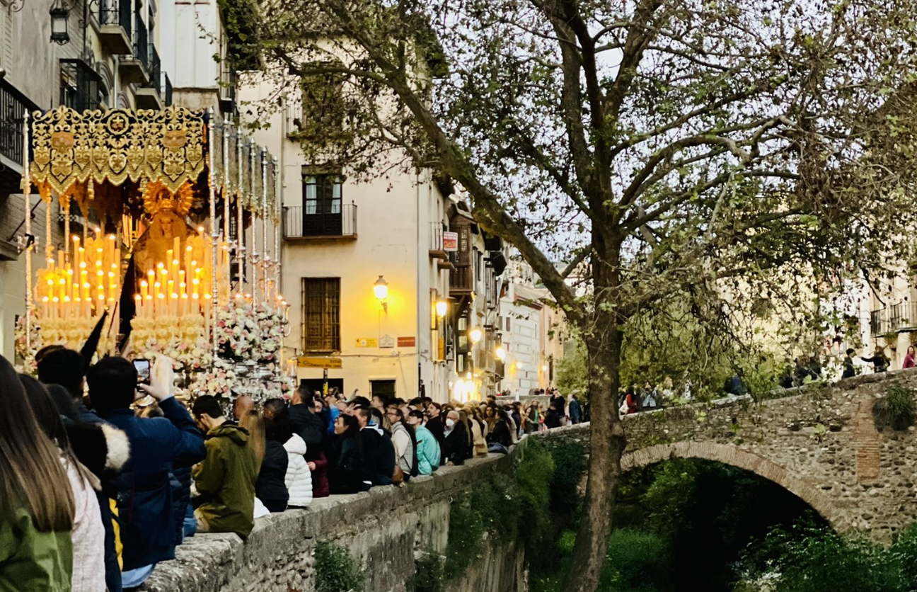 La procesión de La Estrella en Granada, en una imagen de Javier Naranjo en Twitter.
