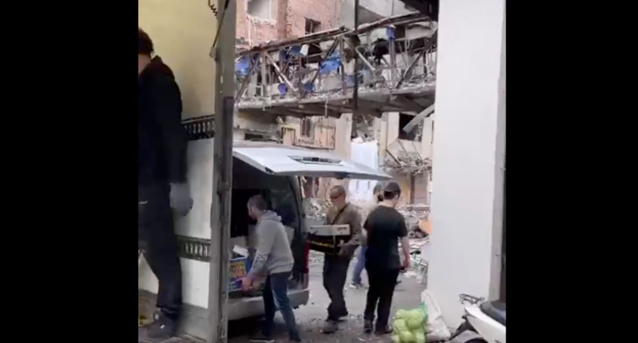 Las labores de reconstrucción de la ONG del chef José Andrés tras quedar uno de sus restaurantes destruidos. Las labores de reconstrucción de la ONG del chef José Andrés tras quedar uno de sus restaurantes destruidos.