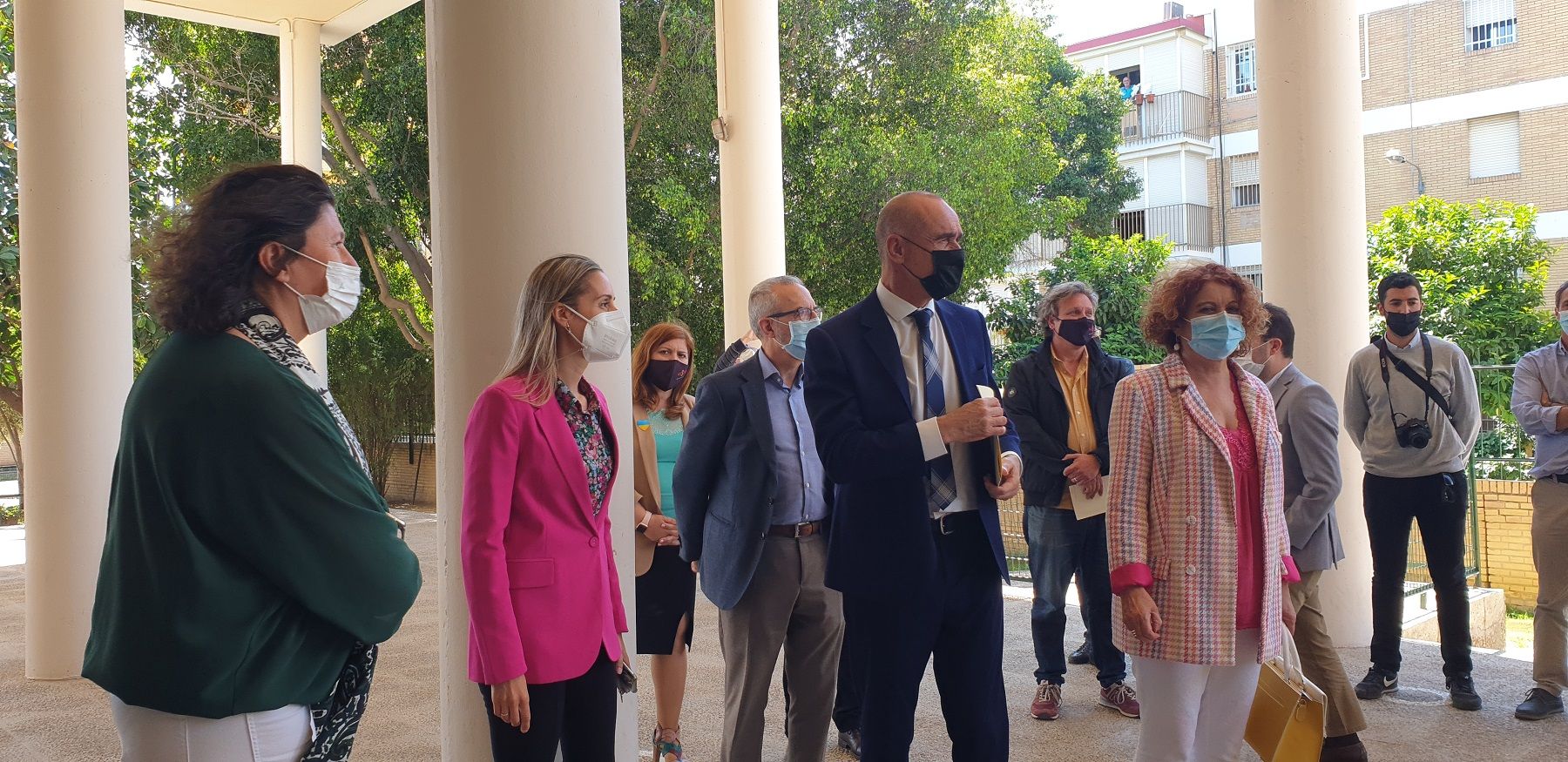 El Alcalde de Sevilla, Antonio Muñoz la Delegada de Igualdad, Adela Castaño y el Delegado del Distrito Cerro-Amate, Juan Manuel Flores visitando uno de los centros.