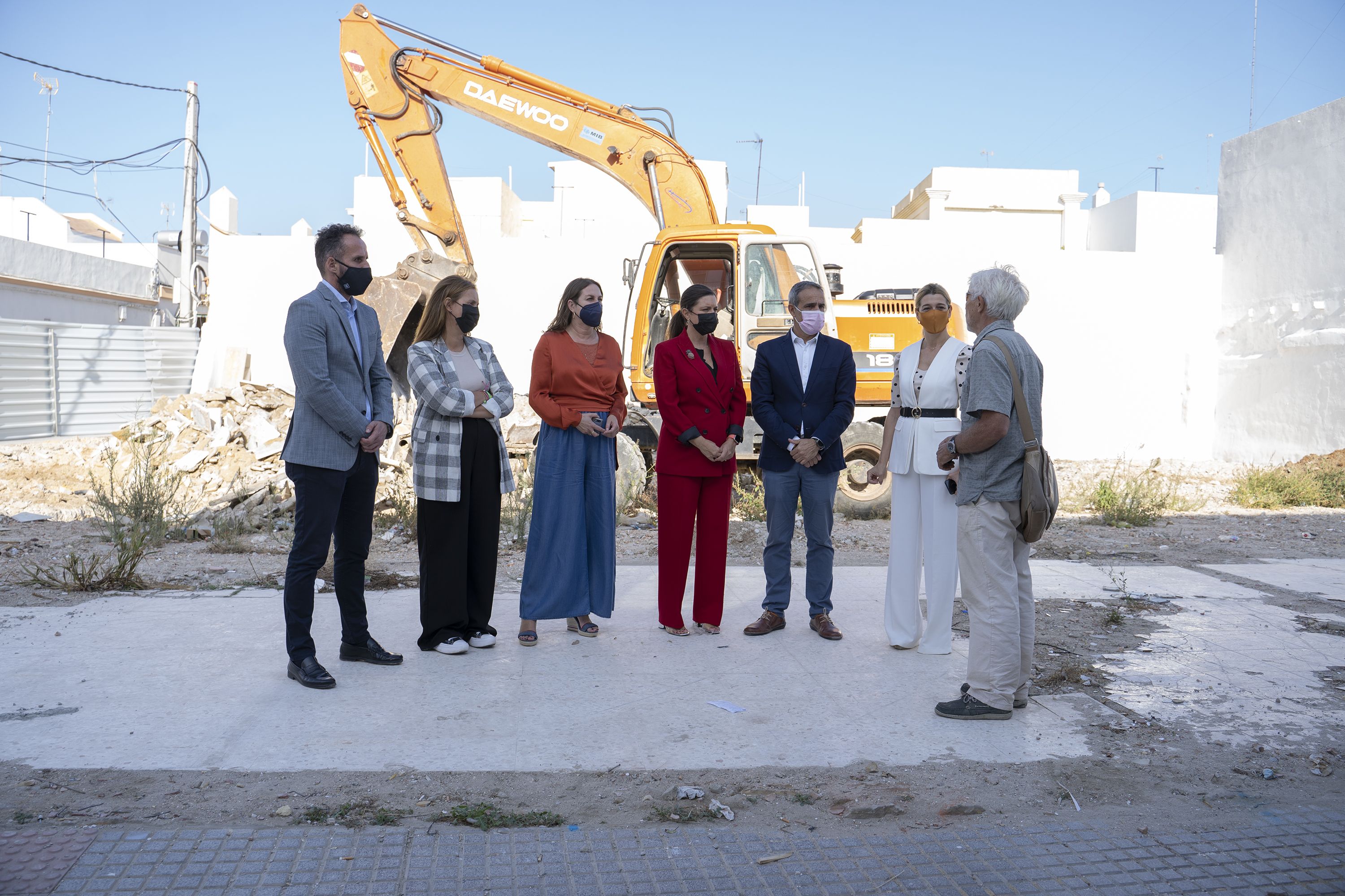 Miembros del Ayuntamiento de San Fernando visitando el inicio de las obras en la Calle Alsedo.