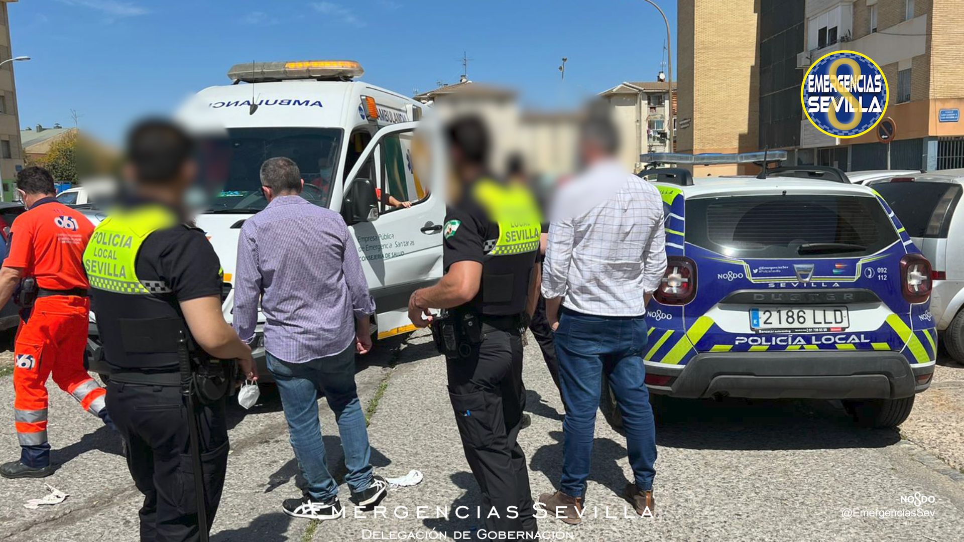 Los miembros de la Policía Local de Sevilla y los servicios sanitarios, tras la agresión a una trabajadora de Correos.