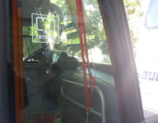 Puerta cerrada por correas de uno de los autobuses de la empresa AULA. FOTO: LVDS. Puerta cerrada por correas de uno de los autobuses de la empresa AULA. FOTO: LVDS.