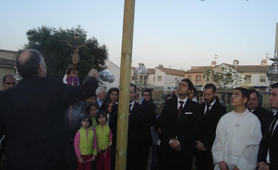 Miembros de la agrupación asistiendo al acto de colocación de una cruz en el terreno donde se levantará la nueva iglesia del Rocío.