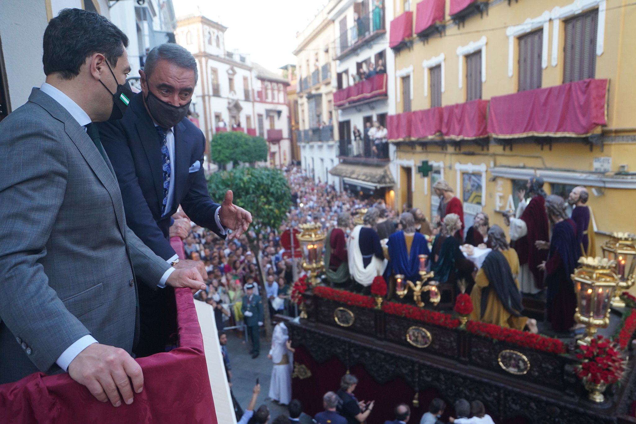 Moreno Bonilla en el balcón con Carlos Herrera, el pasado Domingo de Ramos en Sevilla.