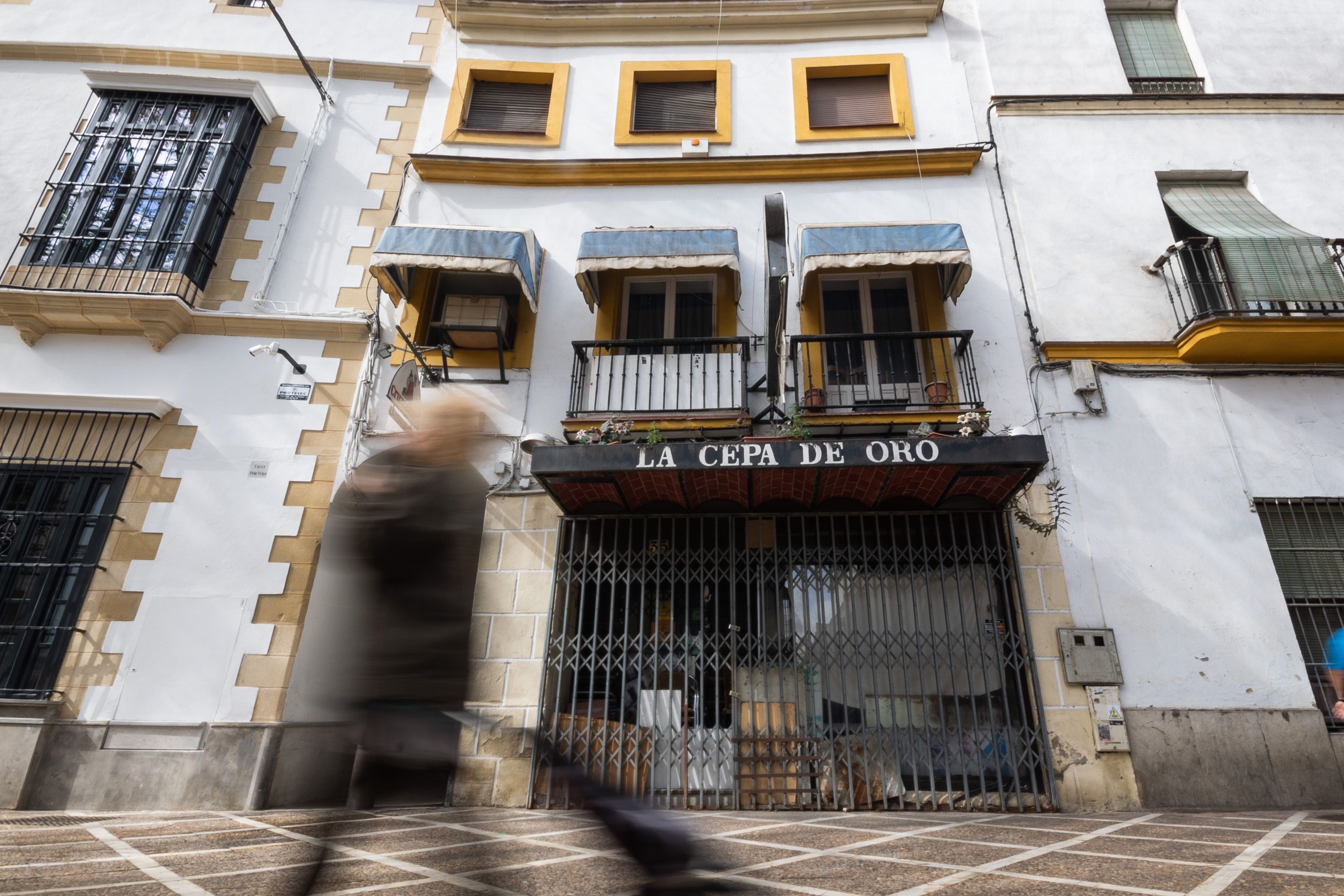 Fachada del inmueble a la venta, en la calle Porvera de Jerez, aún con los rótulos del mítico restaurante La Cepa de Oro.