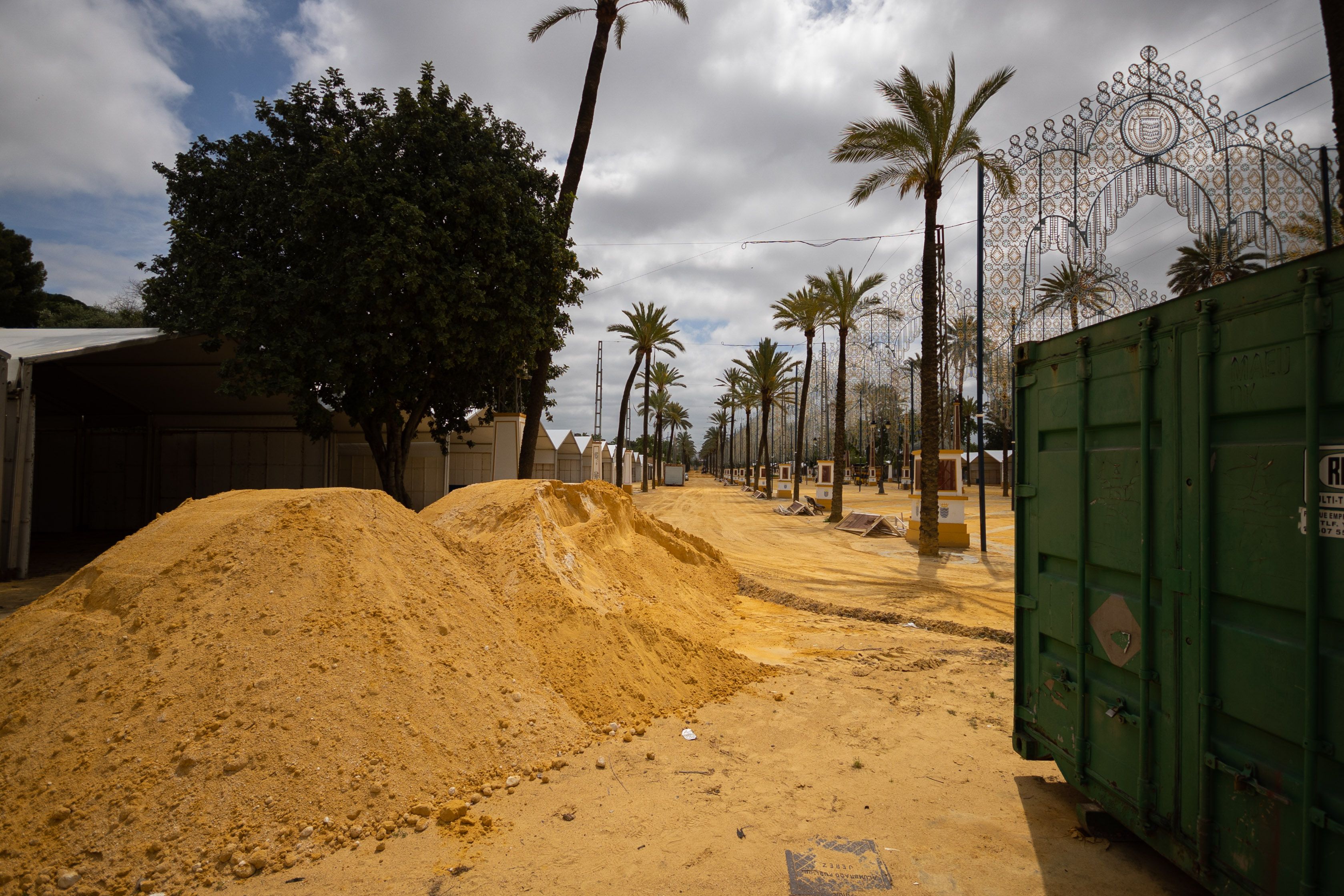 Montañas de albero para ultimar la renovación integral del Real del González Hontoria, este pasado martes.