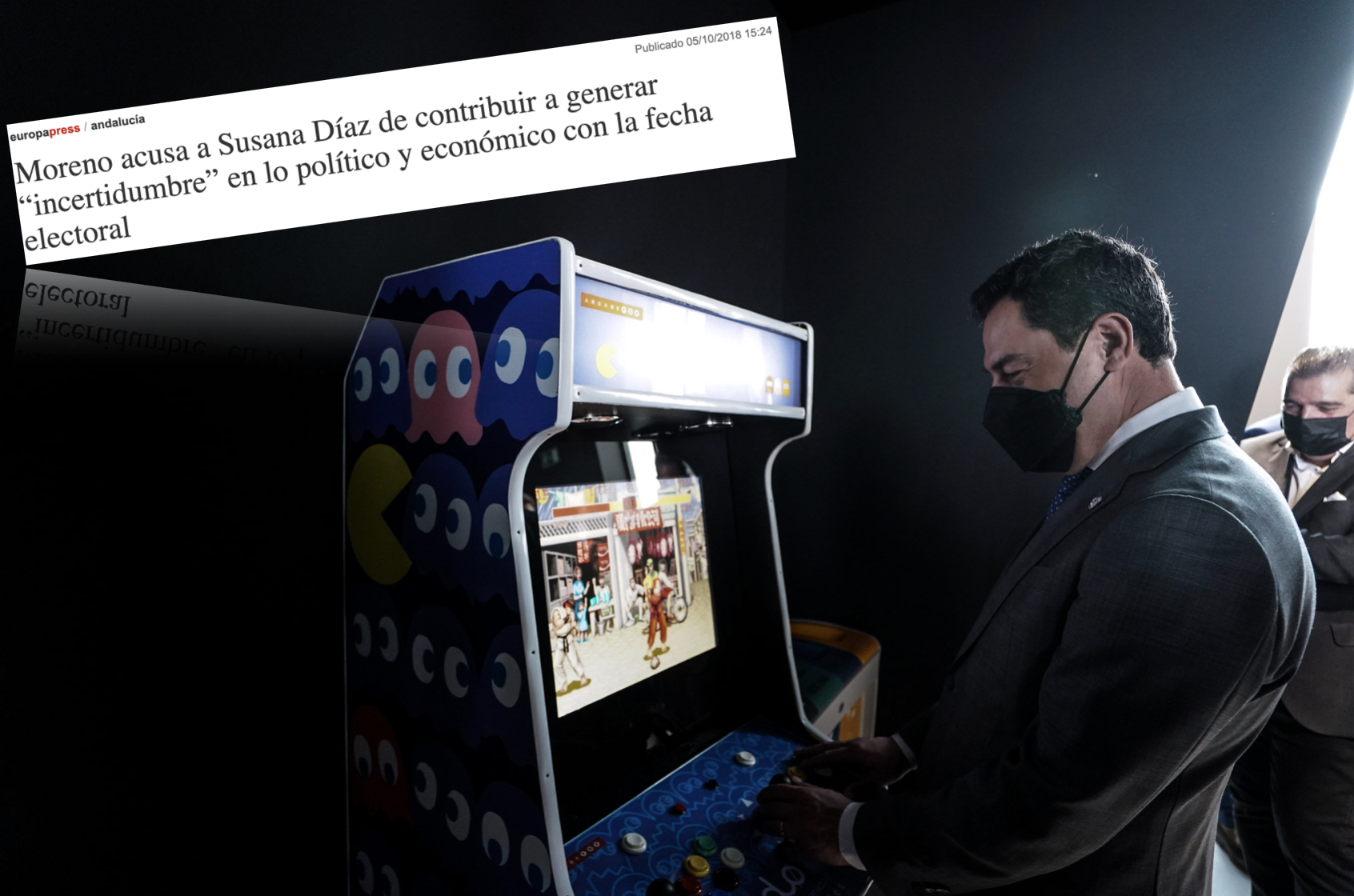 Moreno Bonilla, este pasado lunes, en la inauguración del Campus de Programación 42Málaga que organiza la Fundación Telefónica. Juega al 'Street fighter' en una máquina de arcade decorada con el famoso 'comecocos'.