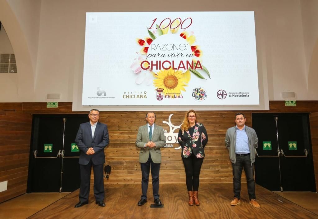 El alcalde de Chiclana, José María Román, con representantes del tejido económico de la localidad.
