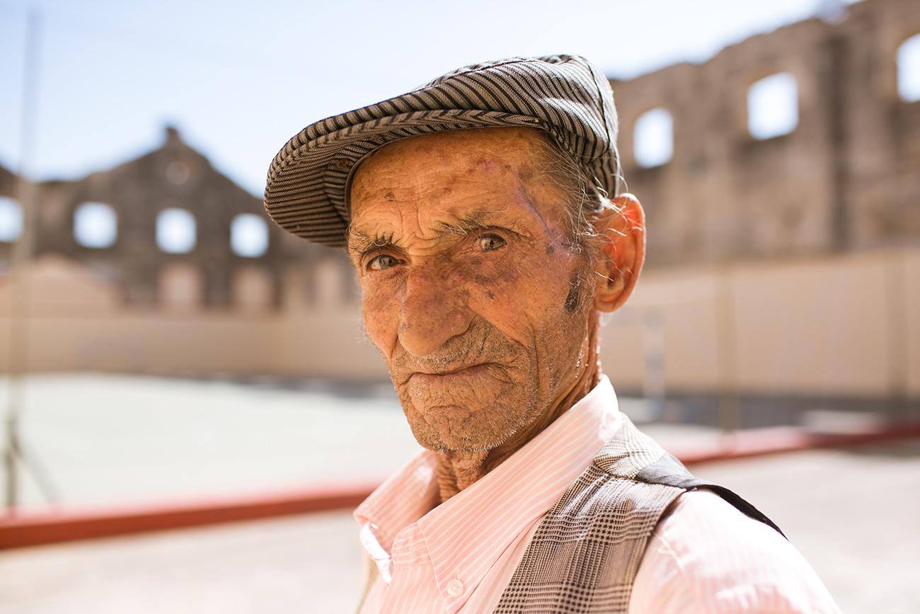 El gitano canastero Cristóbal Flores en una entrevista con lavozdelsur.es. FOTO: JUAN CARLOS TORO.