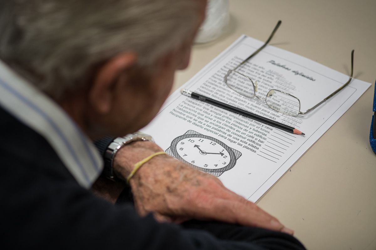 Persona afectada con Párkinson haciendo un ejercicio de lectura.