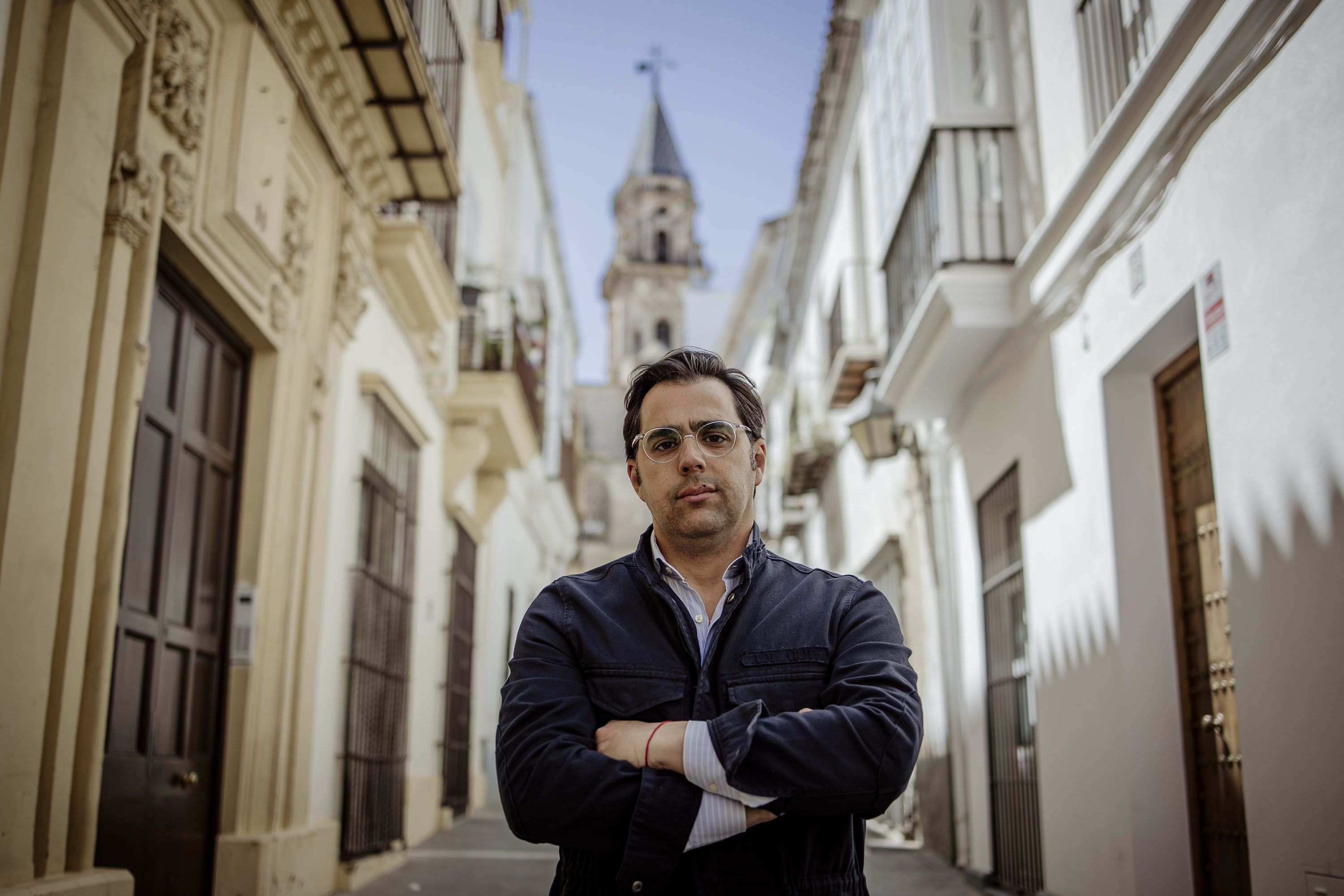 “No veo problema porque haya cuadrillas asalariadas”. Simancas en la calle San Miguel, donde vivió.