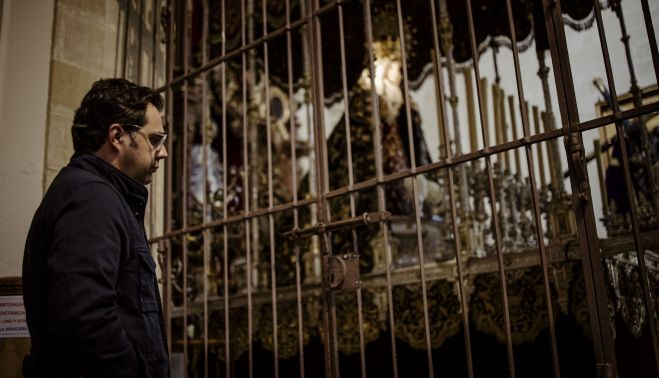 Ante la reja que cierra la capilla del Voto de San Francisco con La Esperanza aún en su palio. ESTEBAN