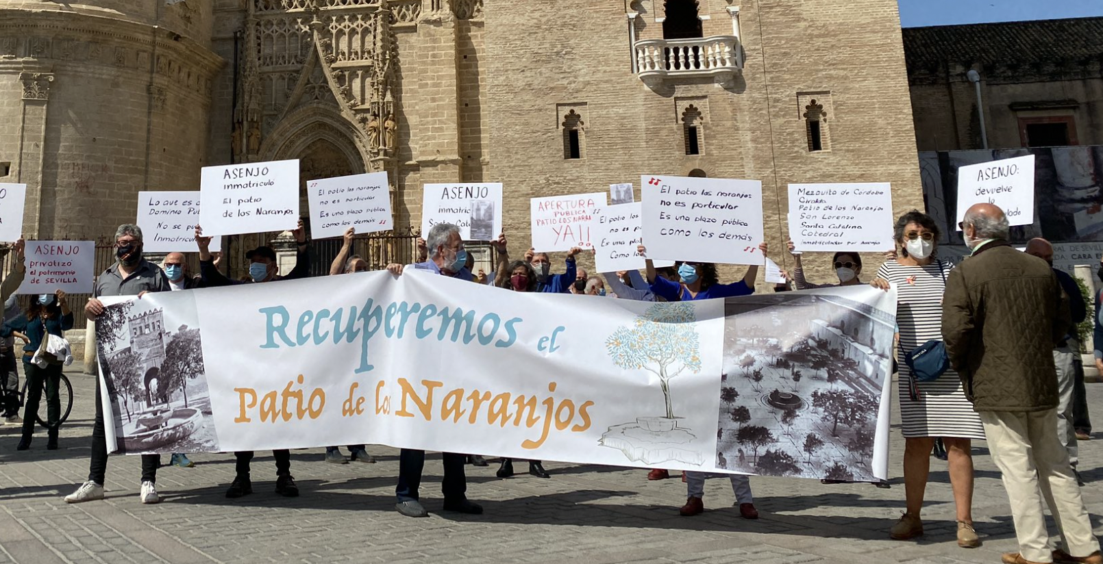 Imagen de una de las protestas por la privatización del Patio de los Naranjos.