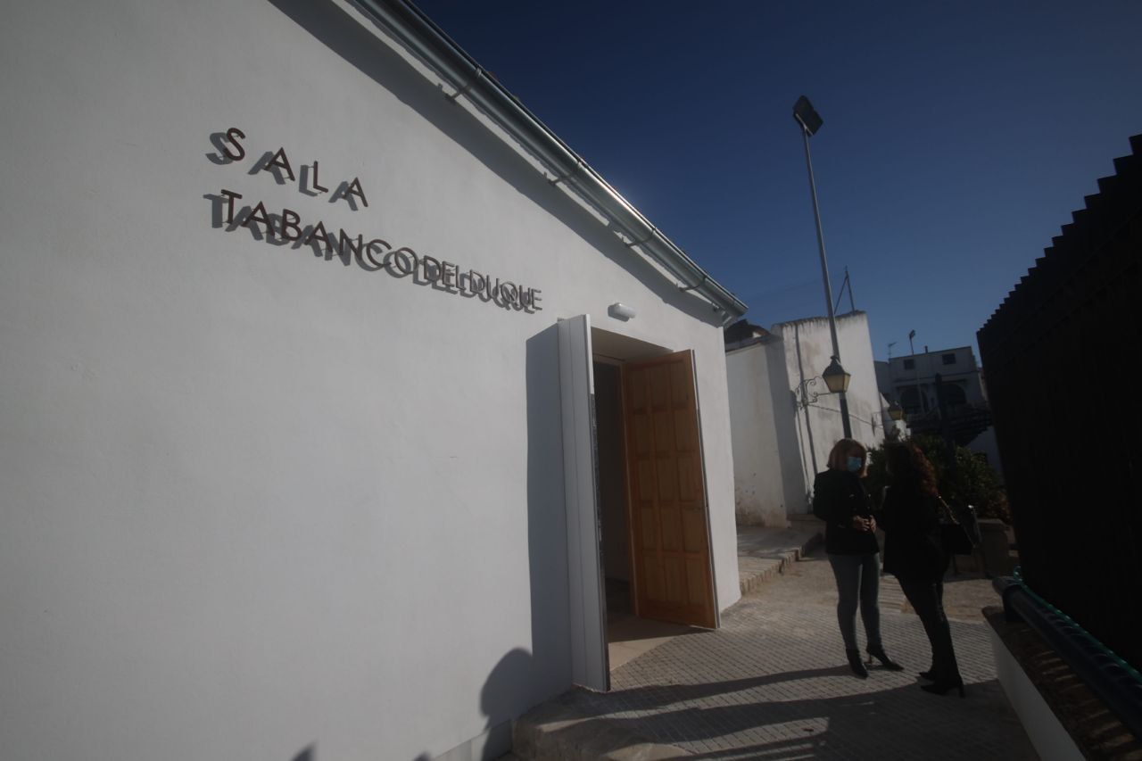 Vista exterior de la sala Tabanco del Duque, desde el Cine Astoria. MANU GARCÍA
