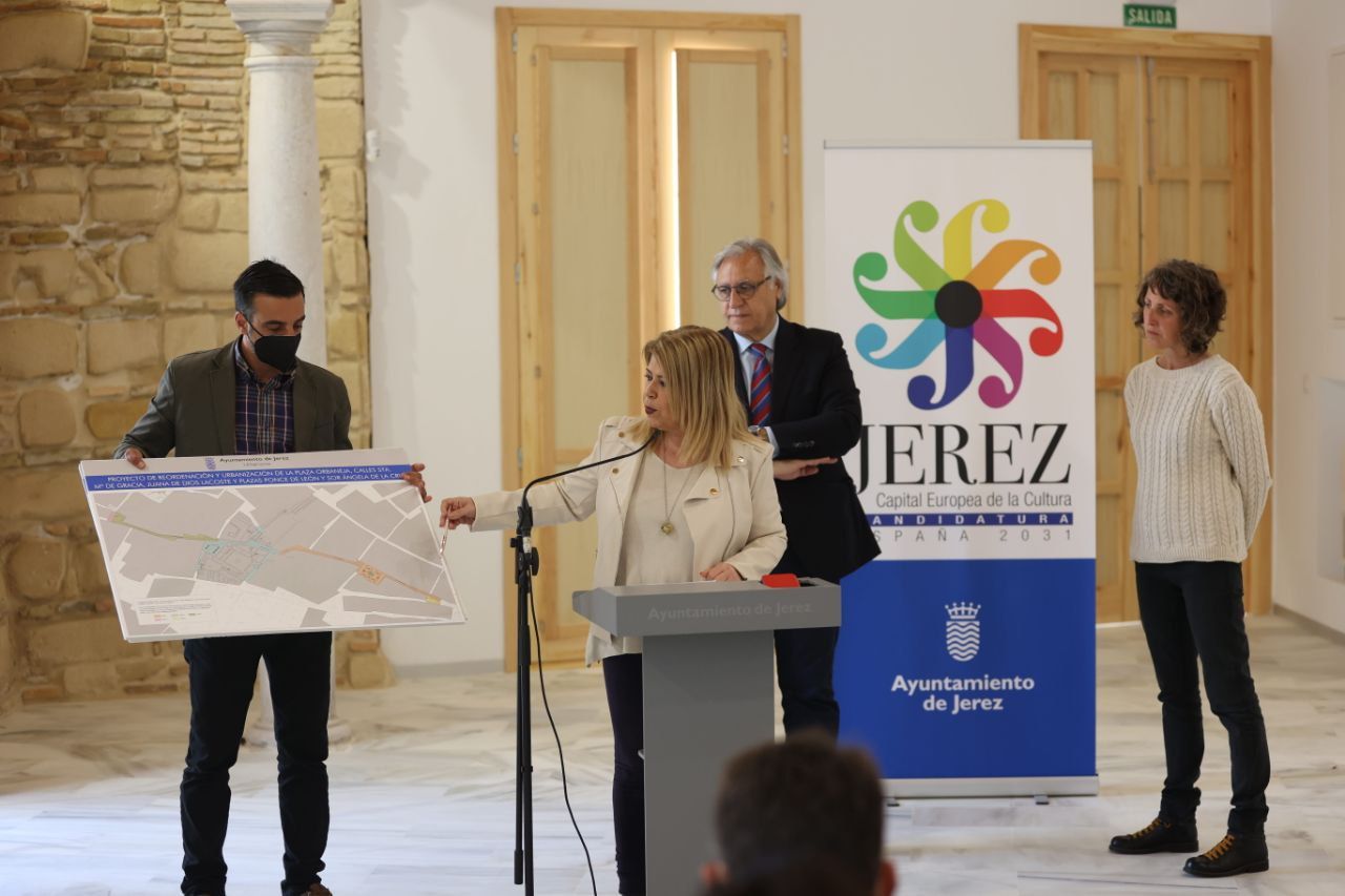 La alcaldesa, junto a Díaz, Camas y González, muestra los planos de la reurbanización de Juana de Dios Lacoste, en el Tabanco del Duque.   MANU GARCÍA