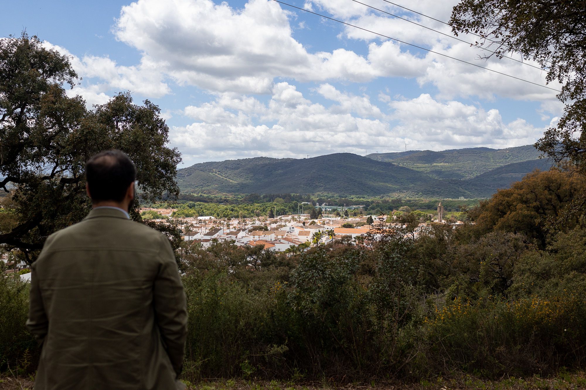 Adrián observa el pueblo donde ha crecido.