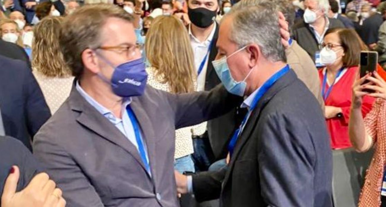 José Luiz Sanz, a la derecha, junto a Núñez Feijóo en una imagen del último congreso del PP.