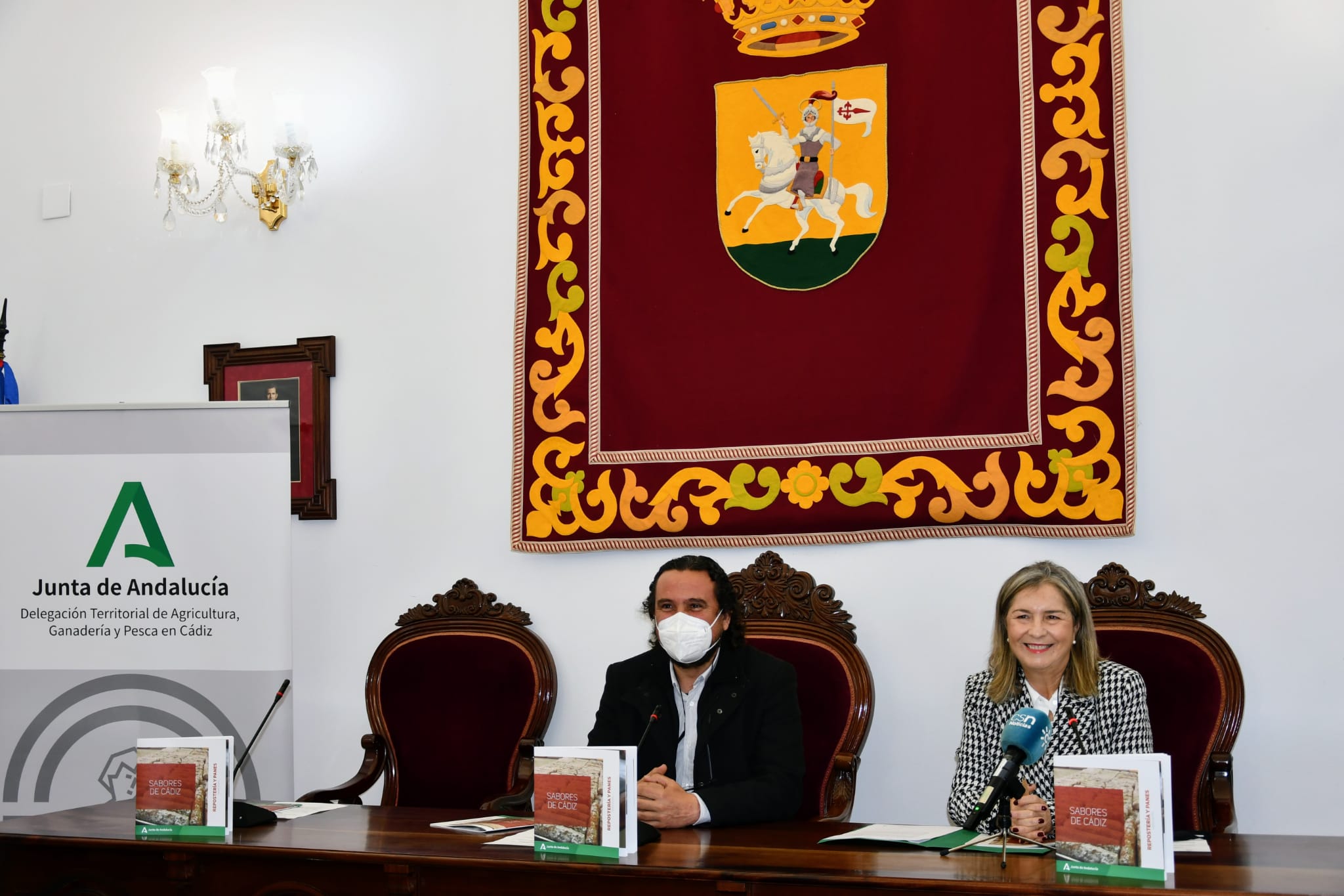 La delegada territorial de Agricultura, Ganadería y Pesca, Ana Bertón y  alcalde de Medina Sidonia, Fernando Macías. 