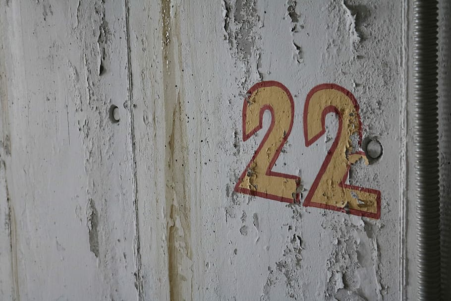 El número 22, en una pared.