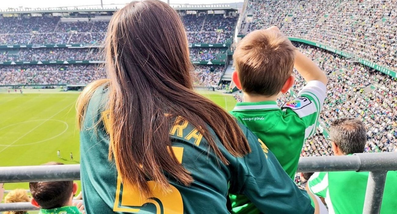 Alba, junto a su hijo, viendo un partido del Betis.