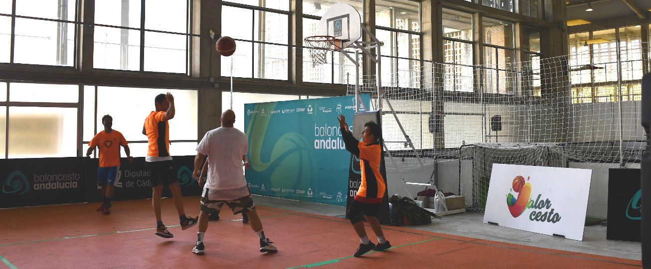 Imagen de unos chicos jugando al baloncesto en la Feria del deporte, promovida por la Diputación de Cádiz.