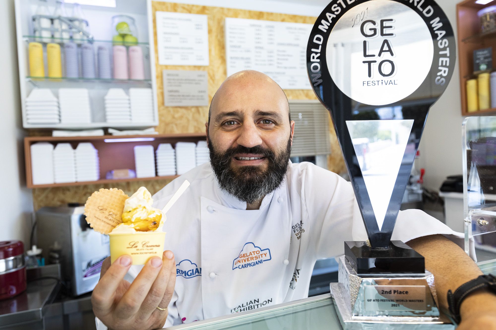 Carlos Guerriero posa, en días pasados, con uno de sus helados y el trofeo que le acredita como subcampeón mundial de la heladería.