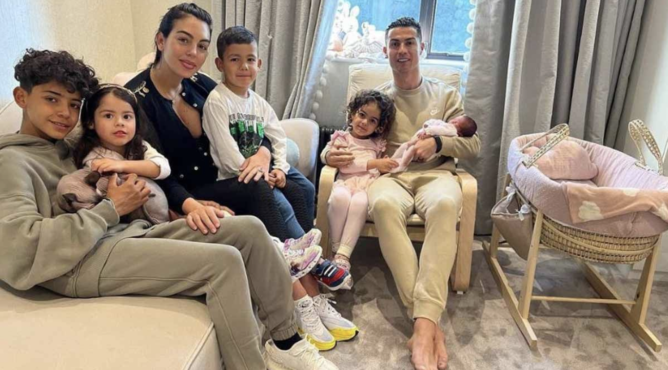 La foto de Cristiano Ronaldo y Georgina Rodríguez con sus hijos, incluida su bebé recién nacida.