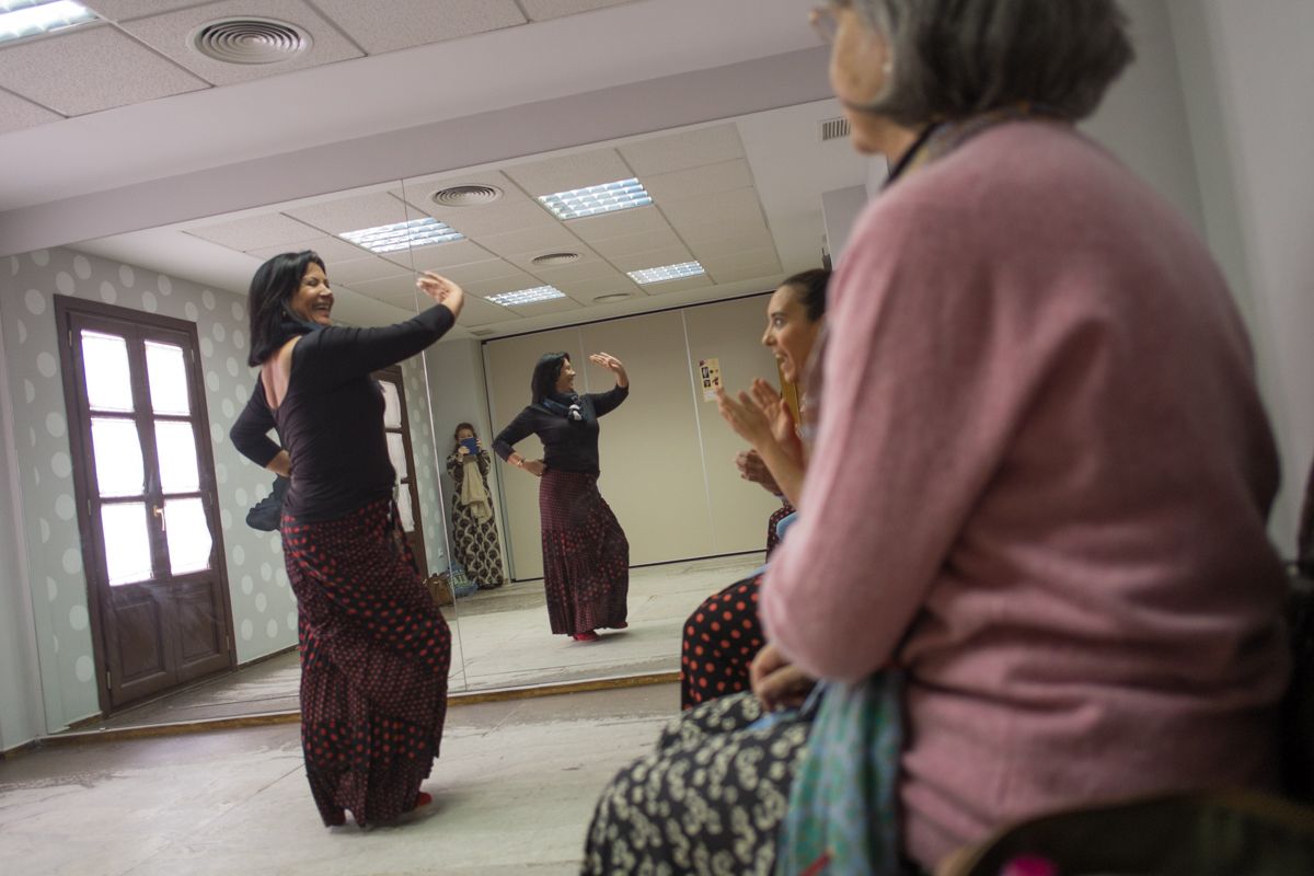 La profesora de baile Carmen Herrera durante una de sus clases. FOTO: MANU GARCÍA. 