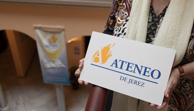 La presidenta del Ateneo de Jerez, Margarita Martín, sujetando un cartel de la organización.