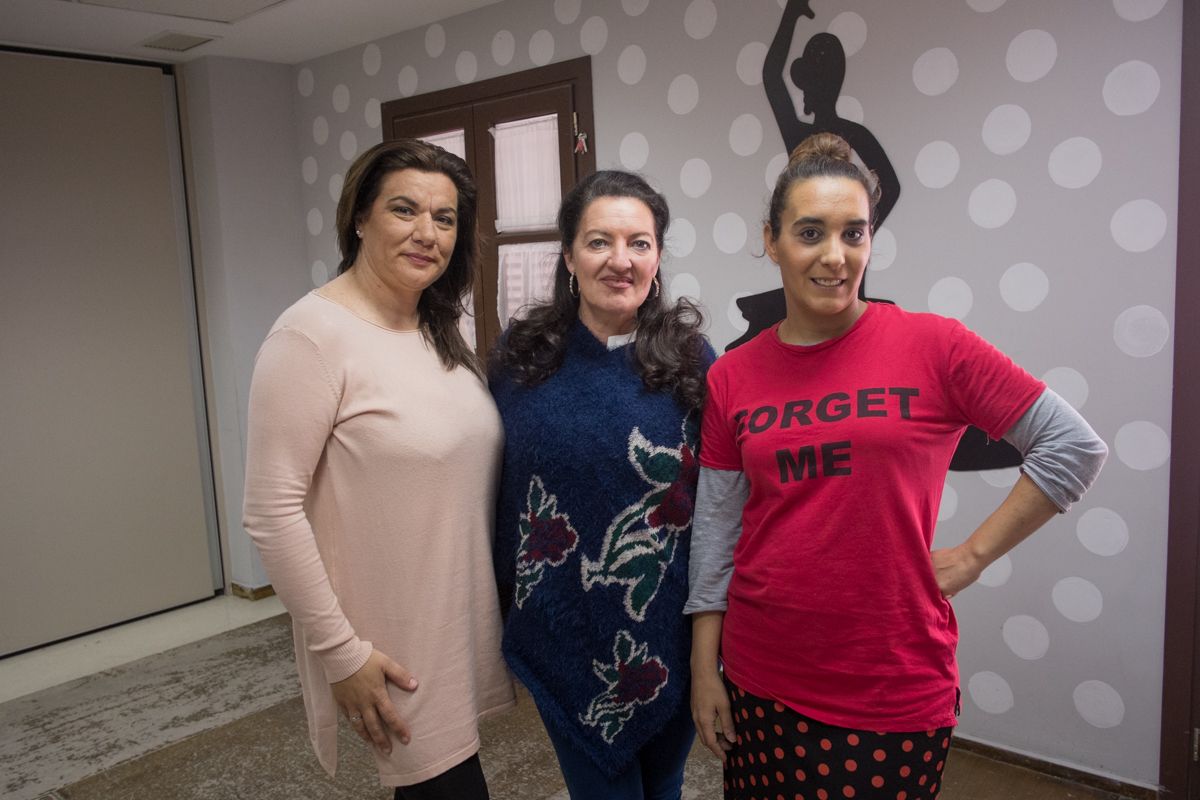 De izquierda a derecha: María Vargas, Marían Jiménez y Carmen Herrera,  posando tras la entrevista. FOTO: MANU GARCÍA. 