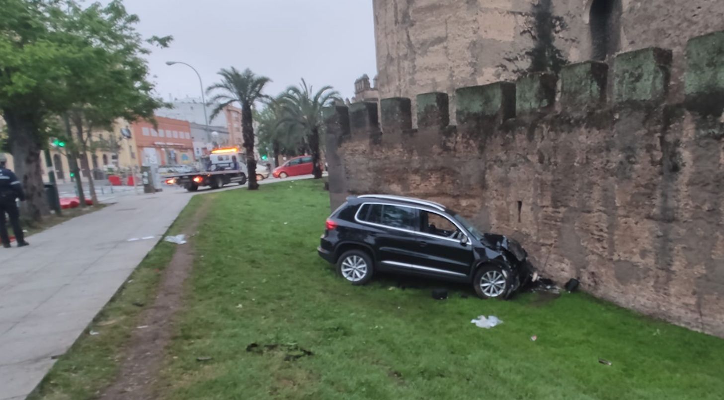 El coche, empotrado en la muralla de la Macarena.