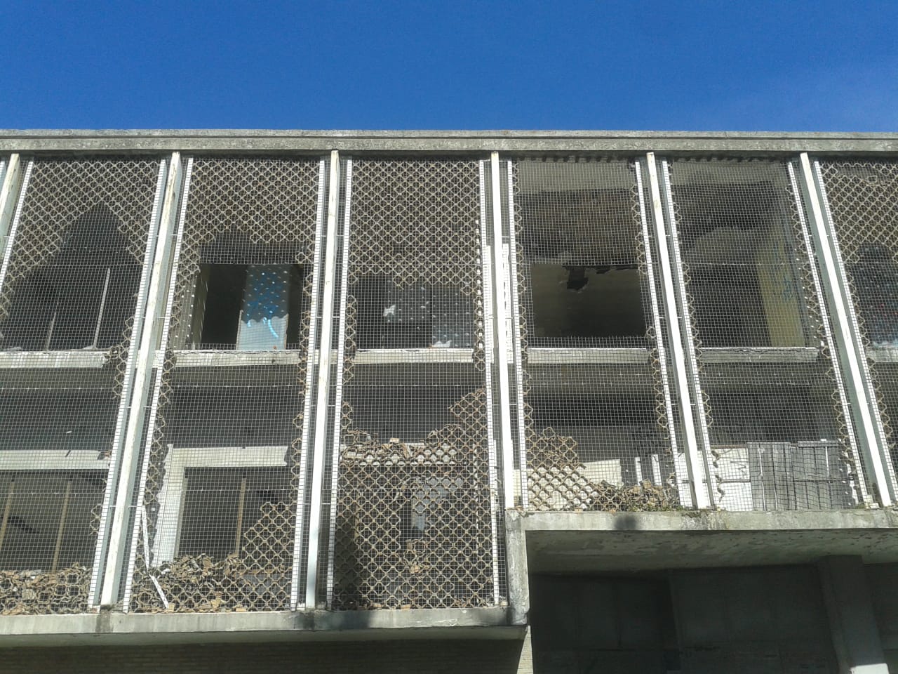 Los edificios de la antigua empresa Cartonajes Tempul, ubicados entre las calles Taxdirt y Marqués de Cádiz. FOTO: LVDS. 