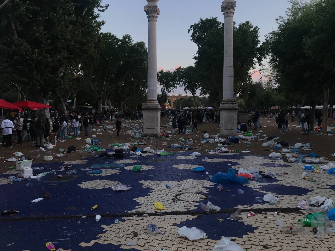 La Alameda de Hércules de Sevilla, llena de basura.
