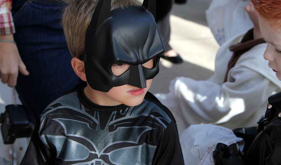 Un pequeño disfrazado de Batman.