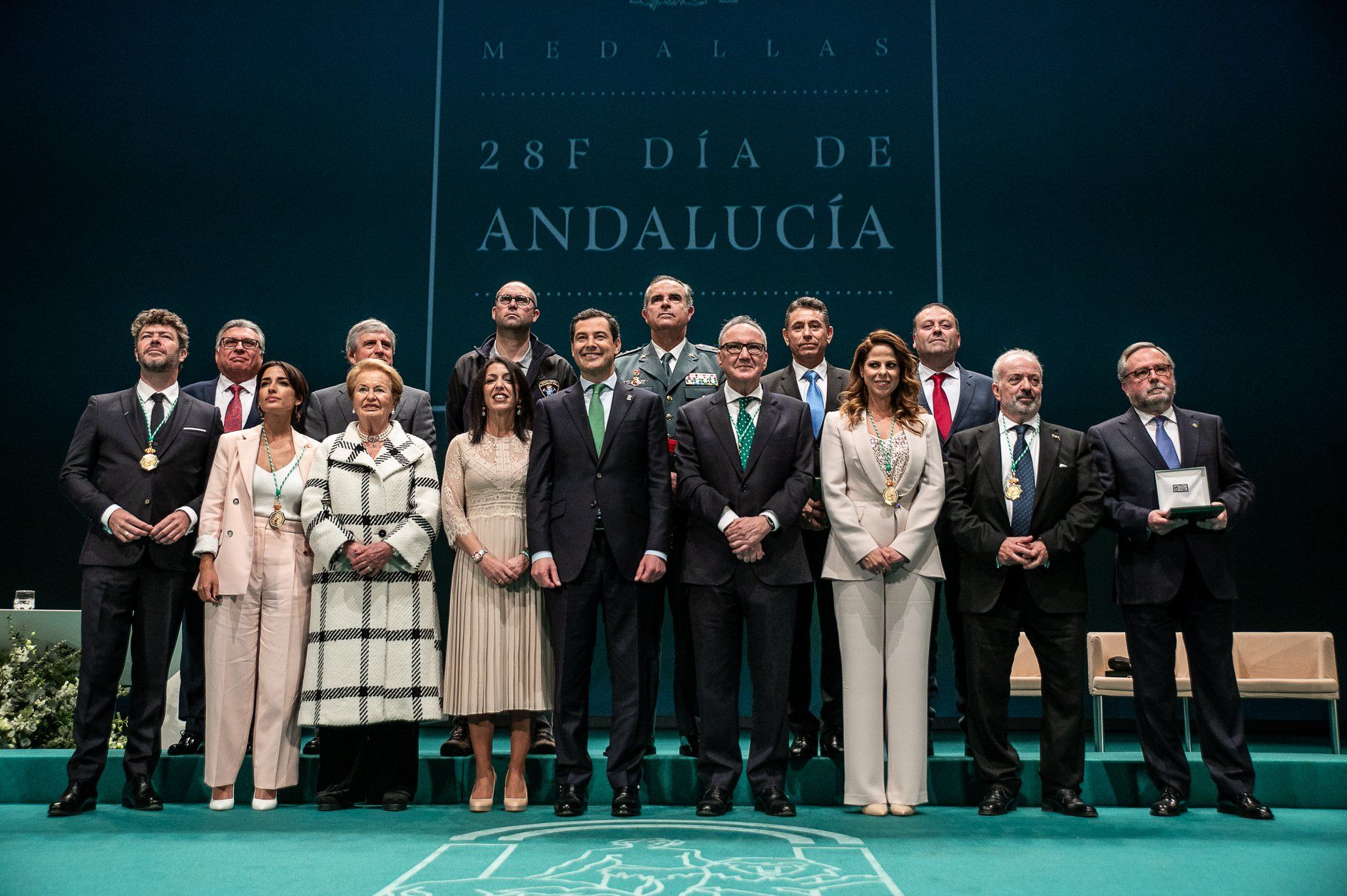 Todos los premiados en el acto institucional por el Día de Andalucía. FOTO: JUNTA DE ANDALUCÍA. 