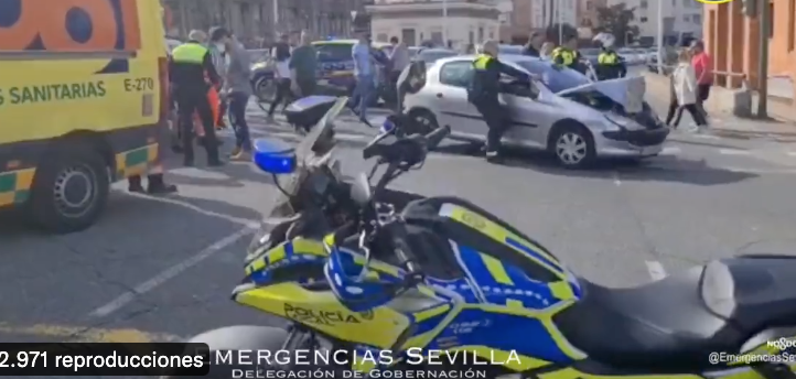 Servicios de emergencias, retirando el vehículo tras el accidente en Sevilla.