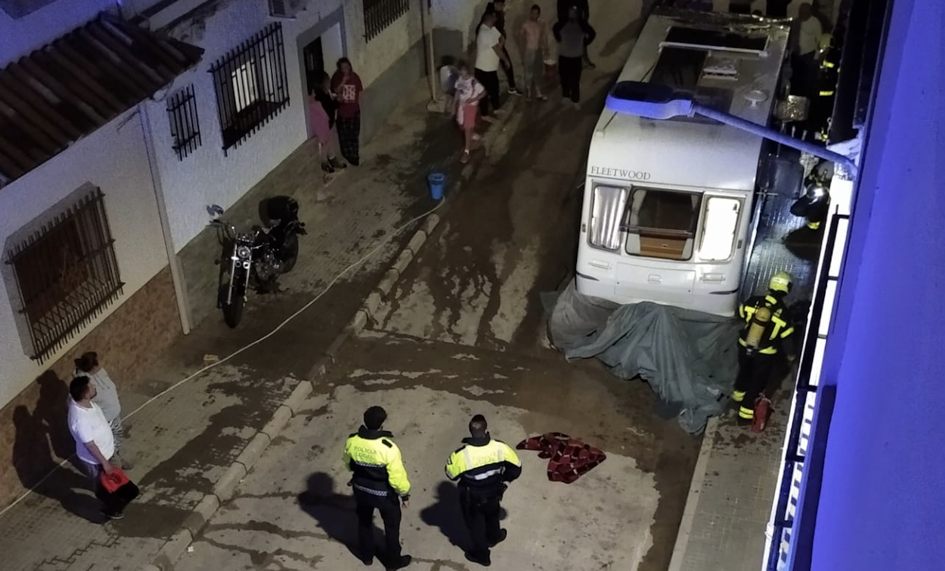 Intervención en el Agrimensor, en Jerez, la pasada madrugada, tras el incendio de una caravana.