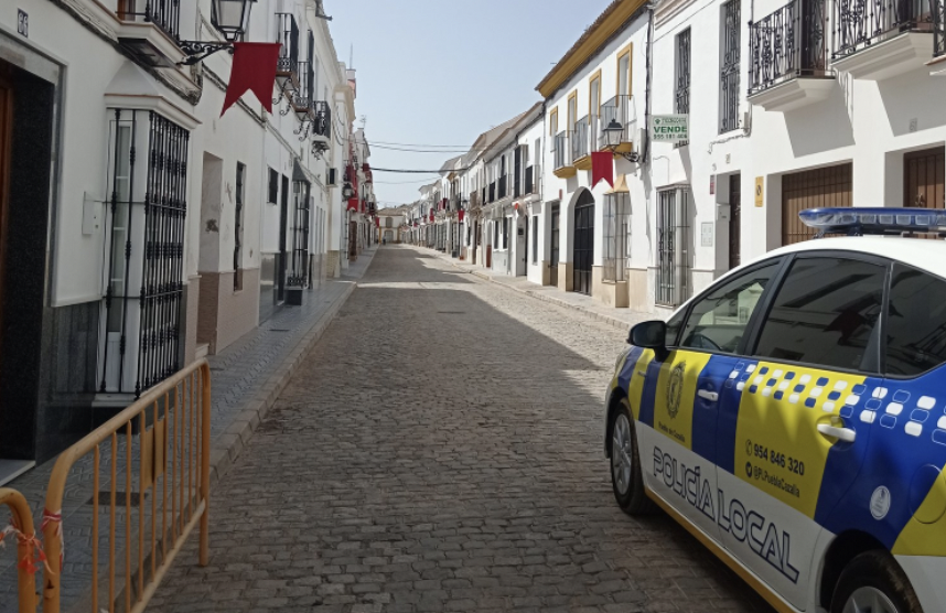 Un hombre intenta degollar a una mujer en La Puebla de Cazalla. En la imagen de archivo, un coche de la Policía Local del pueblo sevillano.