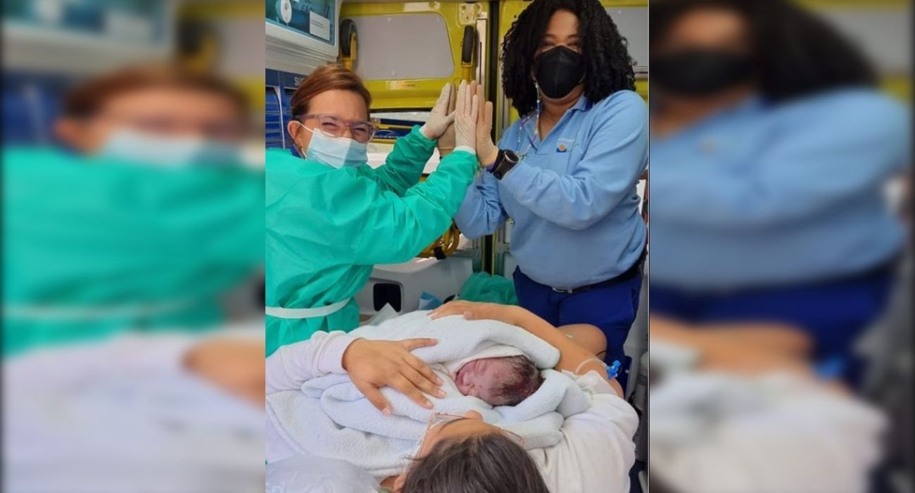 Las profesionales que atendieron el parto en Huelva de una madre que estaba siendo trasladada de urgencia al hospital.