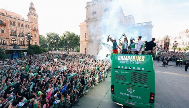 Los jugadores del Betis, celebrando con la afición junto al Ayuntamiento.