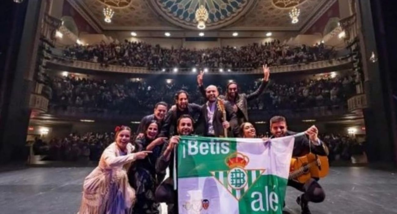 María Terremoto y sus compañeros de gira, con la bandera del Betis.