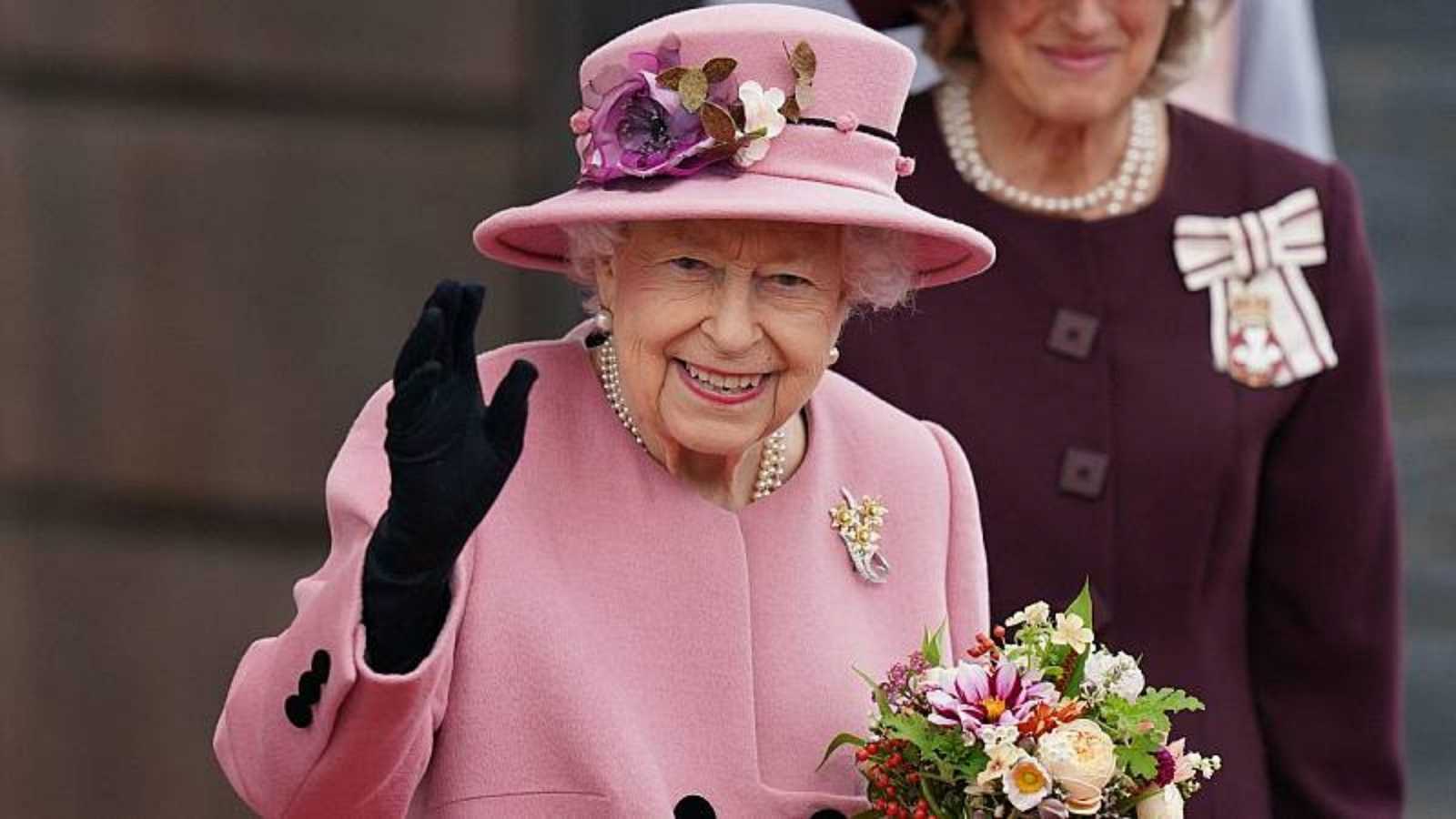 La reina Isabel II, en los actos con motivo de su 96 cumpleaños.   RTVE