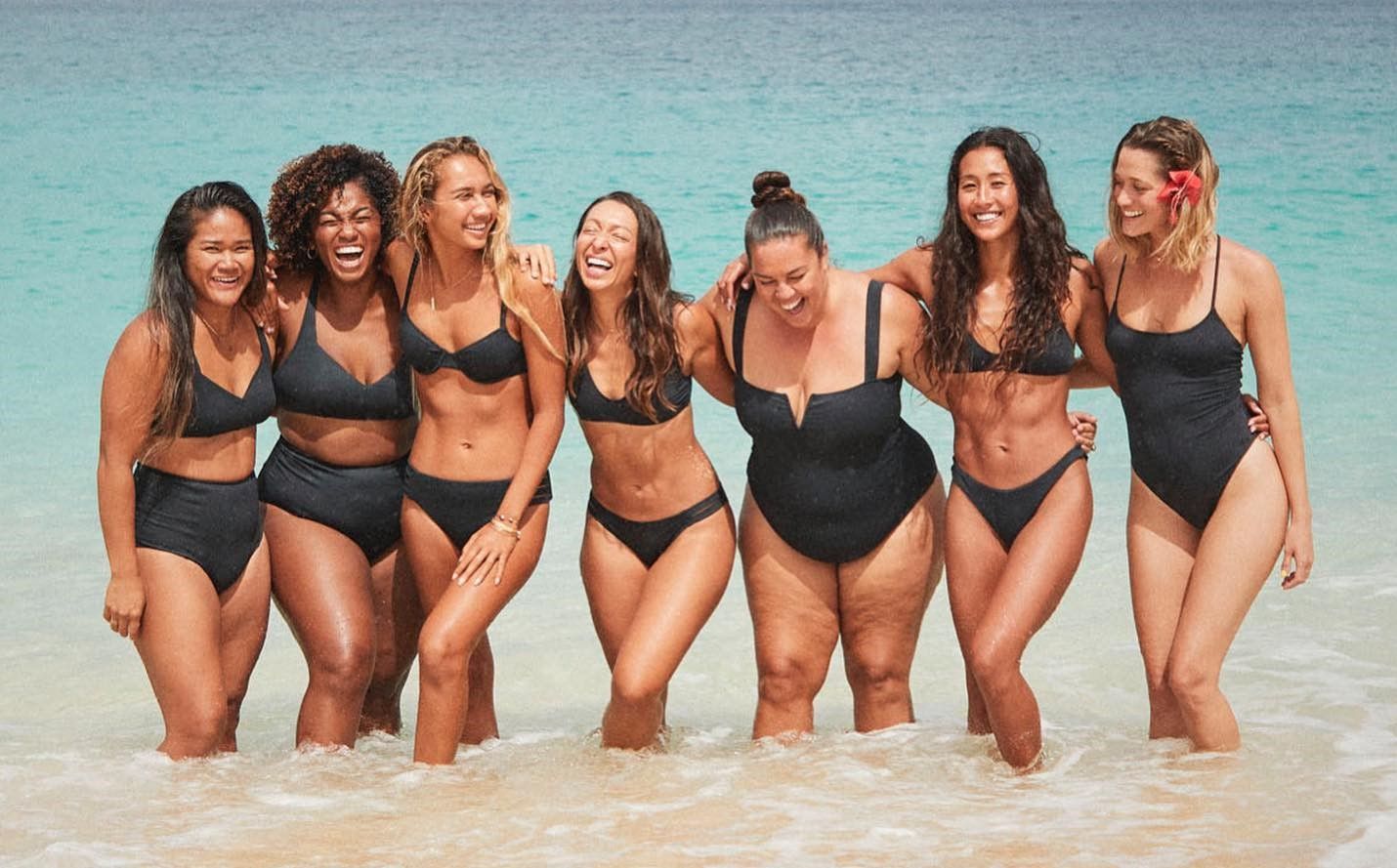 Surfistas posando para la marca Roxy. Acusan Adriana Abenia de 'gordofobia' por comentar un anuncio de biquinis y decir que es "apología de la obesidad"