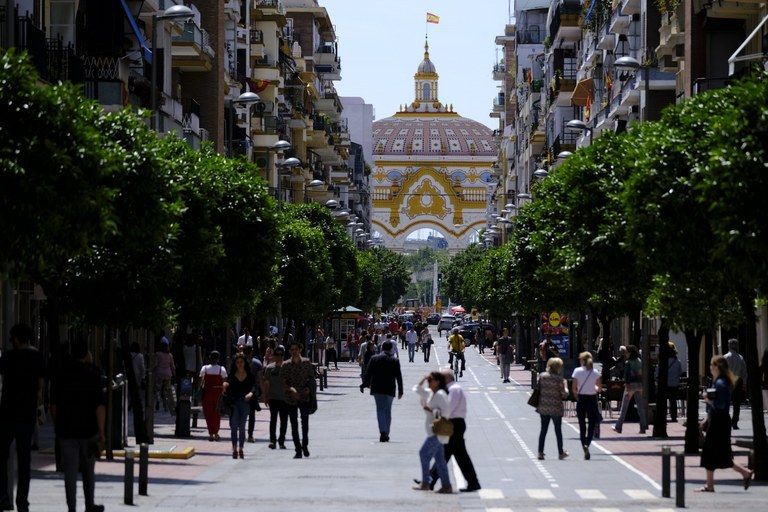 Calle Asunción, al fondo la portada de la Feria de Sevilla en 2018. 
