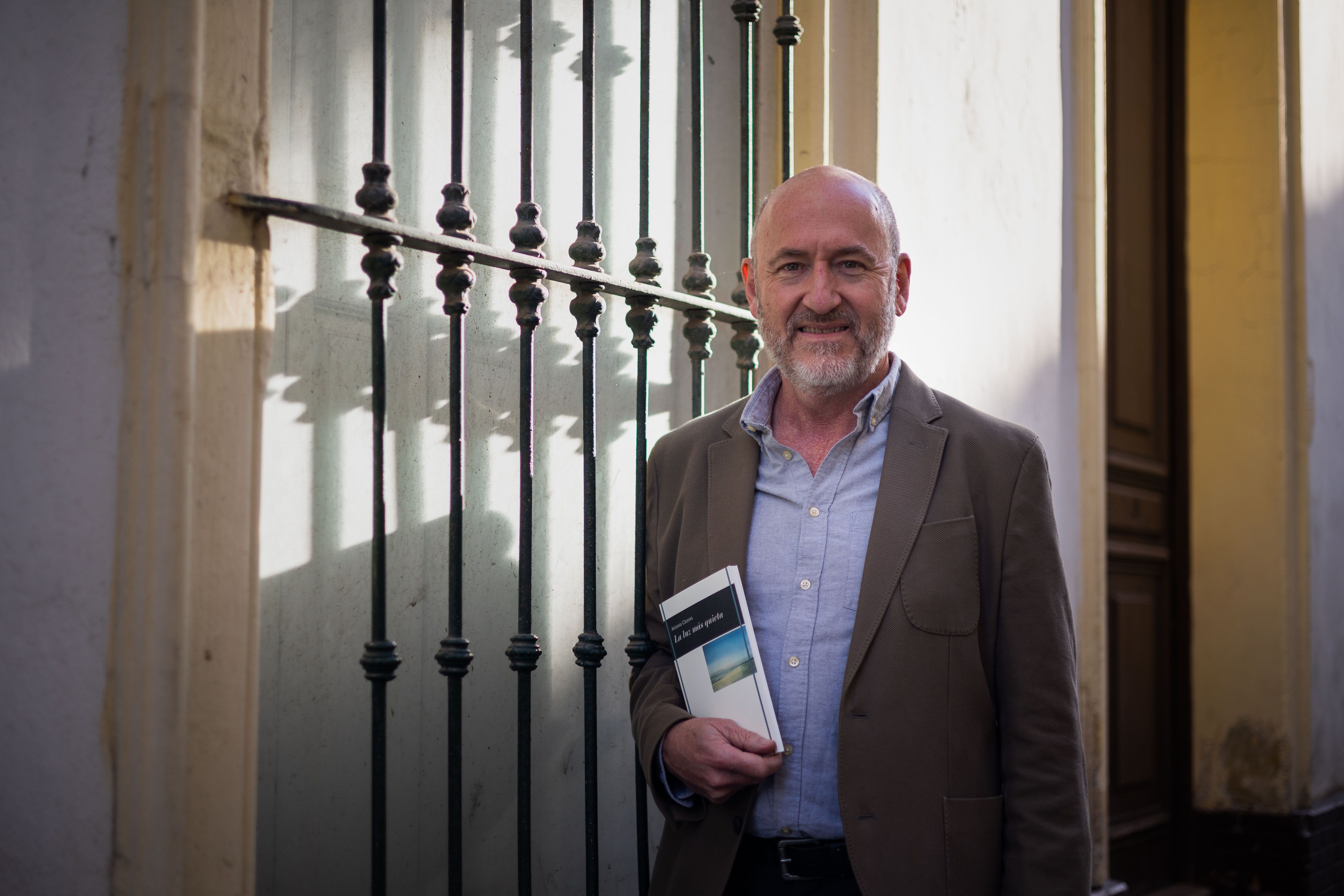 Antonio Cáceres con su nuevo poemario en la puerta de la Fundación Caballero Bonald, esta semana en Jerez.