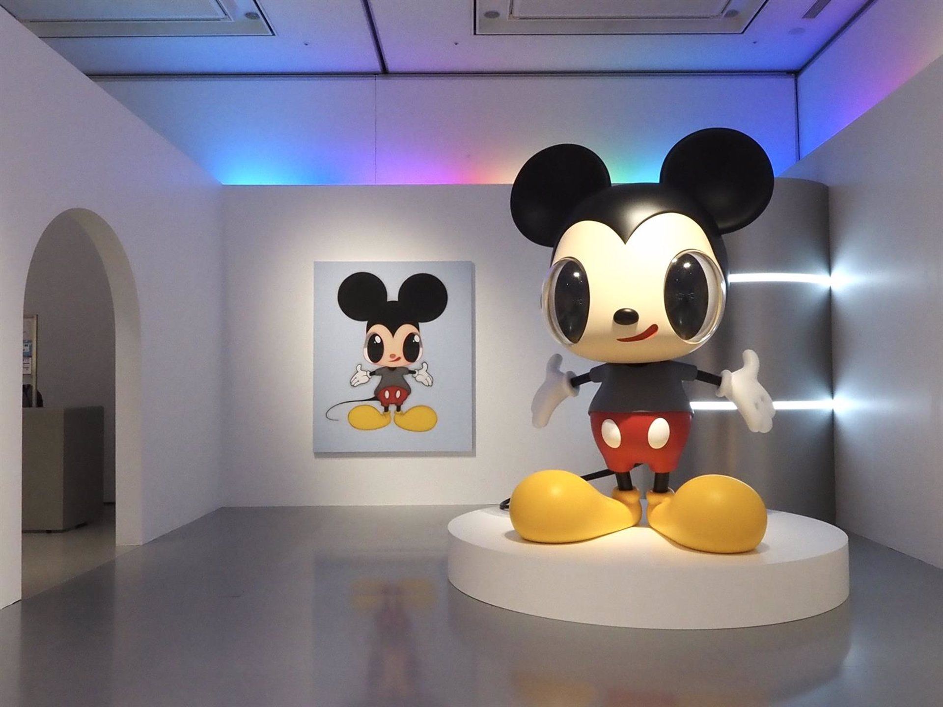 En primer plano, Mickey Mouse, 2021 (aluminio 250cm) y al fondo: Little Mickey, 2021 (acrílico sobre lienzo). 