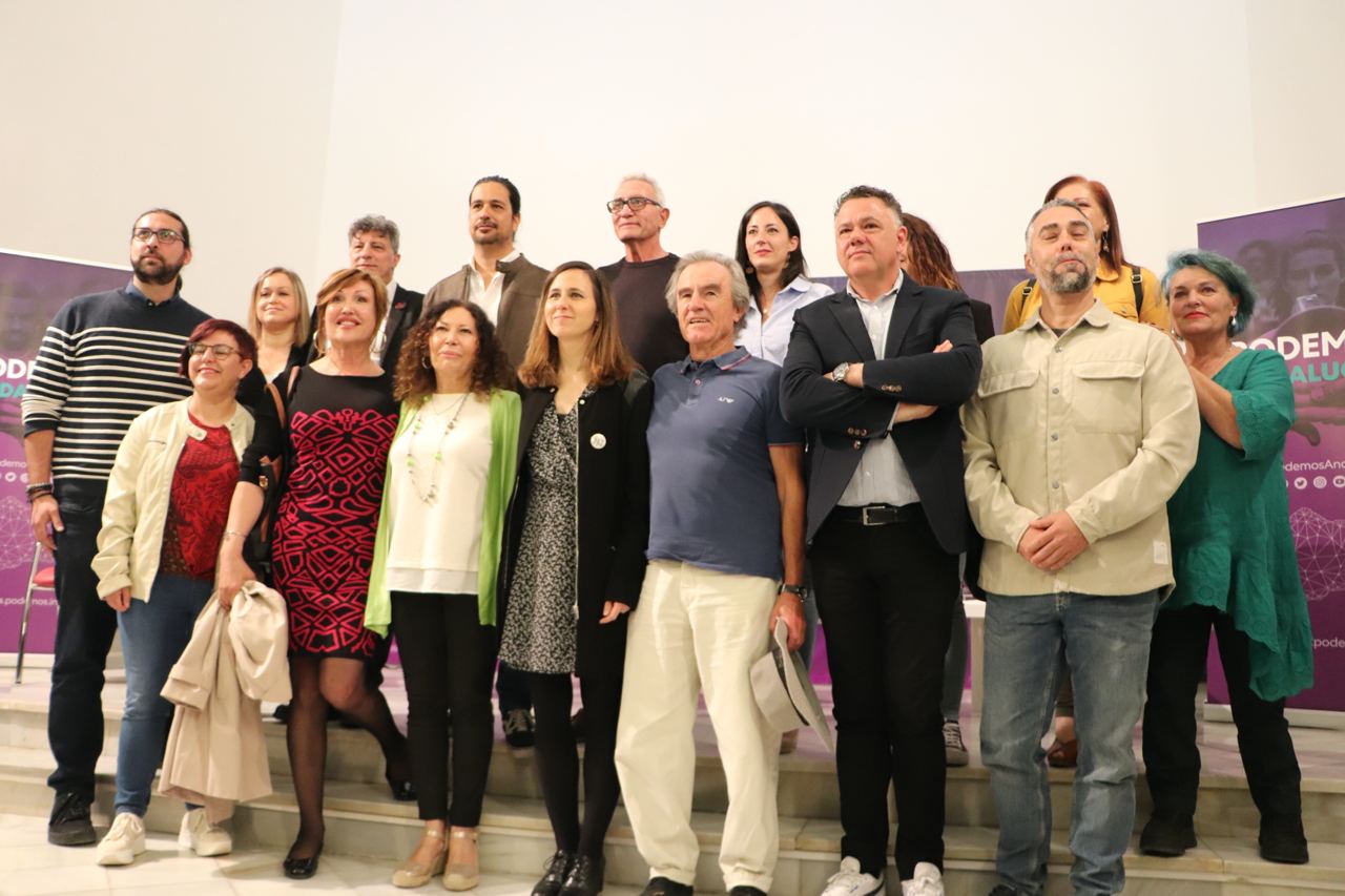 Los asistente al acto de Podemos para mostrar su respaldo a Juan Antonio Delgado.
